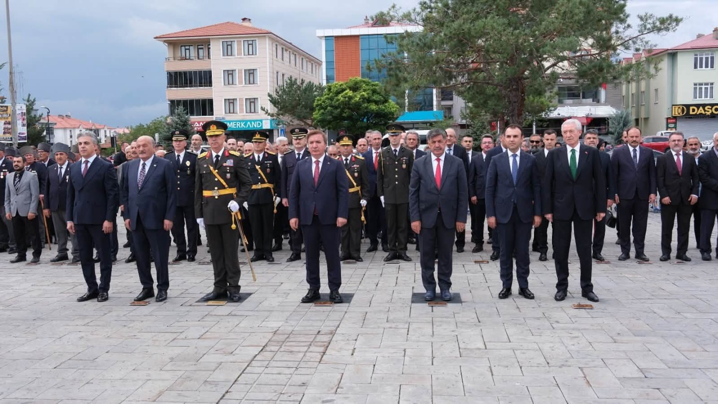 30 Ağustos Zafer Bayramı’nın 104. Yılında Erzincan’da Atatürk Anıtına Çelenkler sunuldu