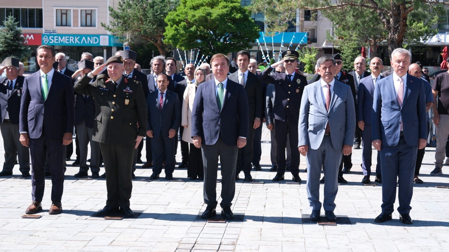Gazi Mustafa Kemal Atatürk'ün Erzincan'a Gelişinin 107. Yıl Dönümü Törenle Kutlandı. Gazi Mustafa Kemal Atatürk'ün Erzincan'a Gelişinin 107. Yıl Dönümü Törenle Kutlandı.