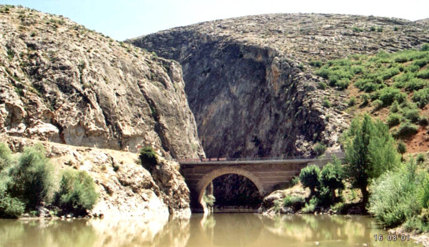 Kemah Kalesi ve Sultan Melik Türbesi